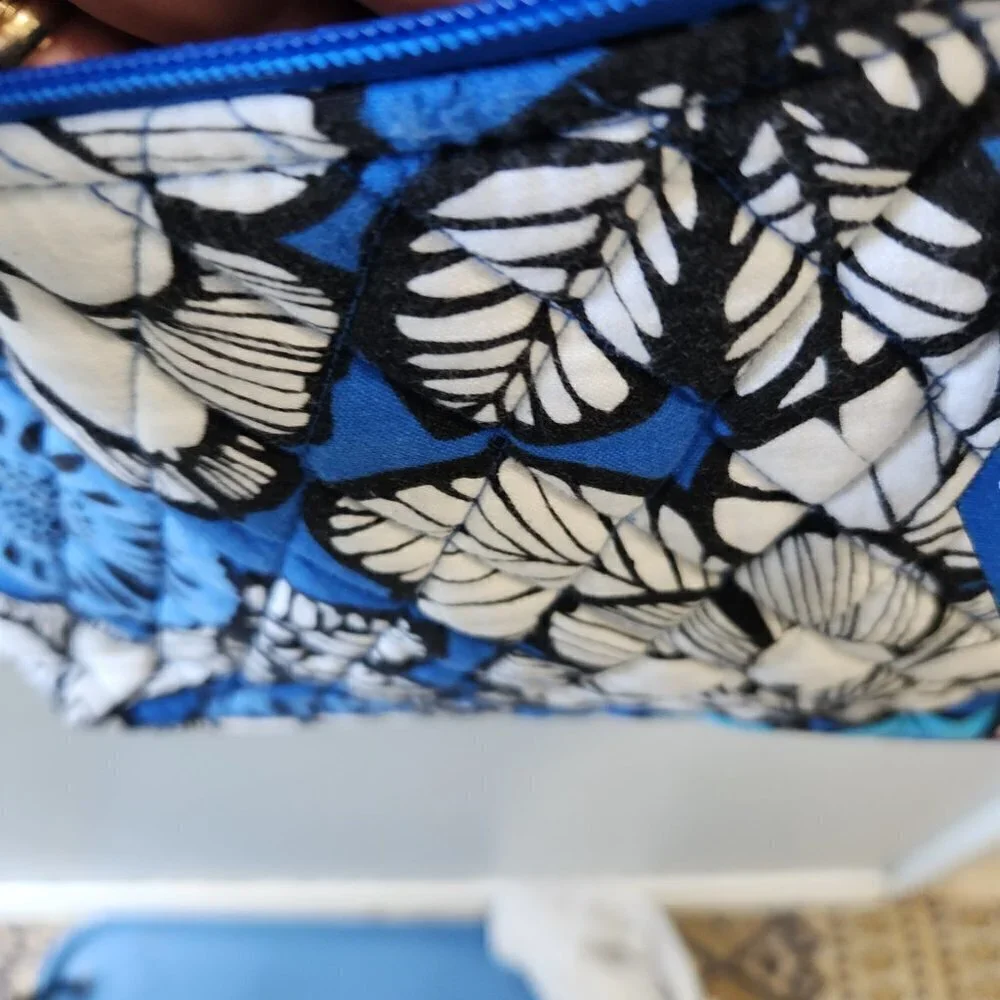 476. Vera Bradley Blue Floral Cross Body Bag - Picture 7 of 8